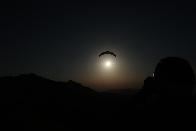 20260812_moentschelespitz-sonnenfinsternis-gleitschirm_016.JPG